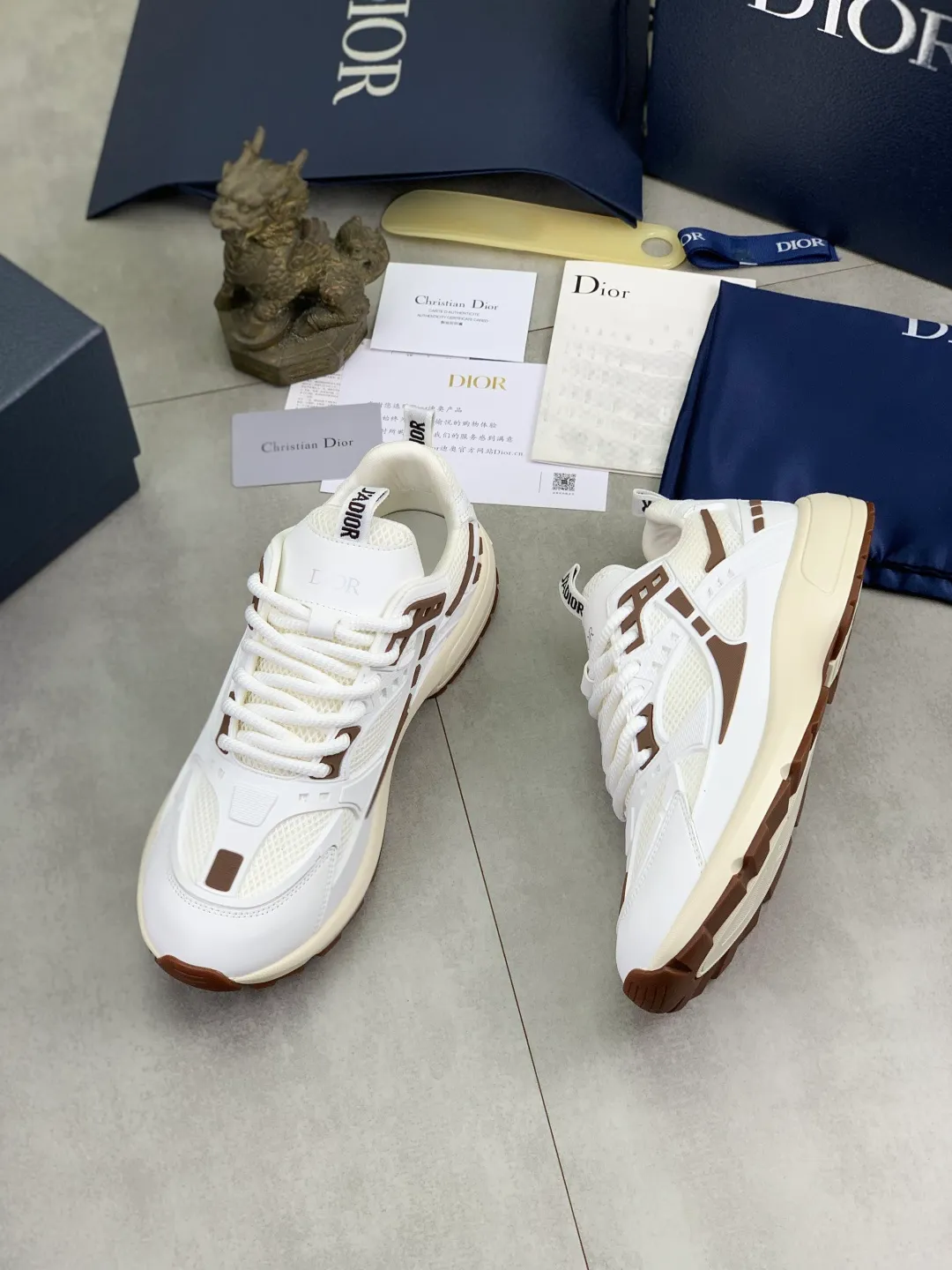 Men's Men's Shoes P600💰💎💎💎Top quality DIOR men's low-top sneakers series Newly launched this season, this low-top sneaker is one of the flagship styles of the series. Crafted from cowhide leather uppers combined with mesh and white technical fabric, it's finished with reflective graphic logos. Featuring logos on the heel and tongue, the extra-light sculpted rubber sole with signature embellishments enhances style, and internal stretch details create an ideal comfort fit that pairs well with a variety of casual looks. Shows fashionable and modern sports style Size:39-45 (38 46 customized)